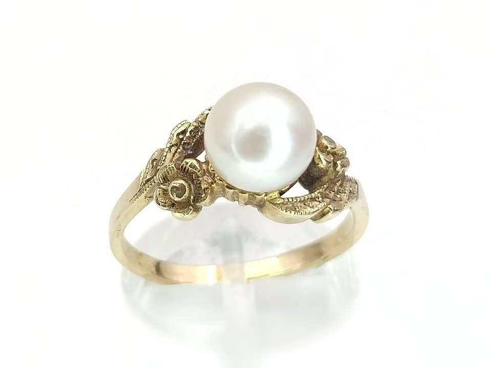 Elegant 9ct gold & pearl ring