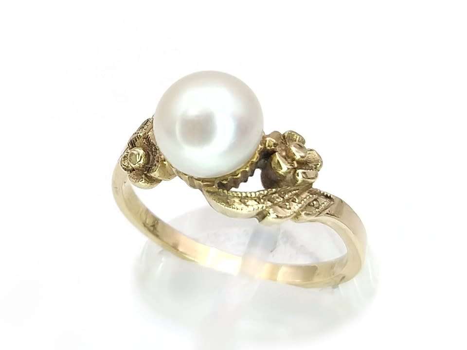 Elegant 9ct gold & pearl ring