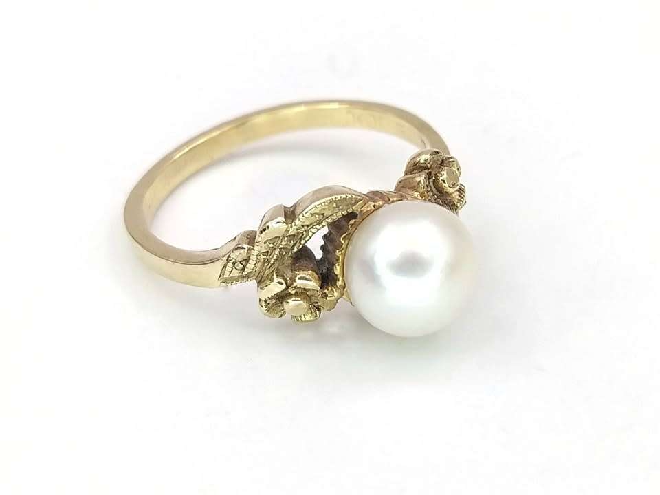 Elegant 9ct gold & pearl ring
