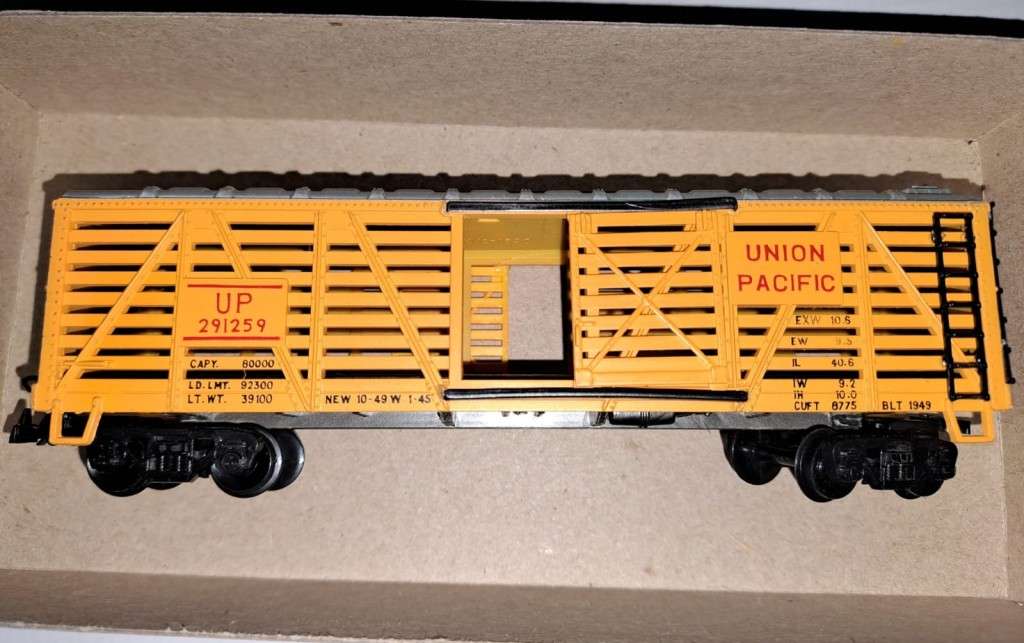 Model Trains HO Union Pacific Box Car, with plastic wheels & 1 x Horn hook & 1 x Lima coupler.