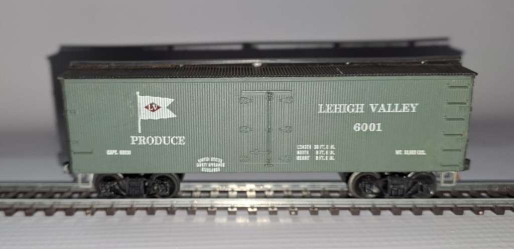 Model Trains HO Lehigh Valley Box Car, with metal wheels & Kadee couplers