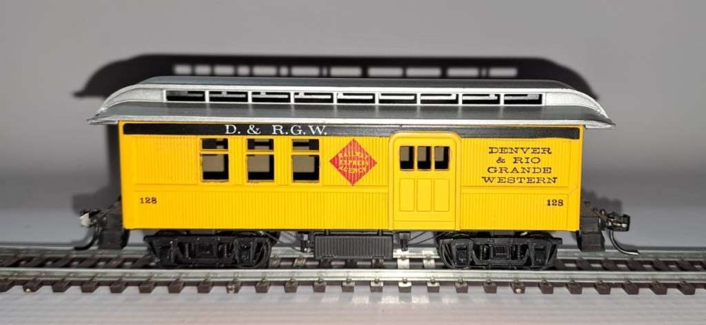 Model Trains HO Denver & Rio Grande Western Carriages, with Kadee couplers
