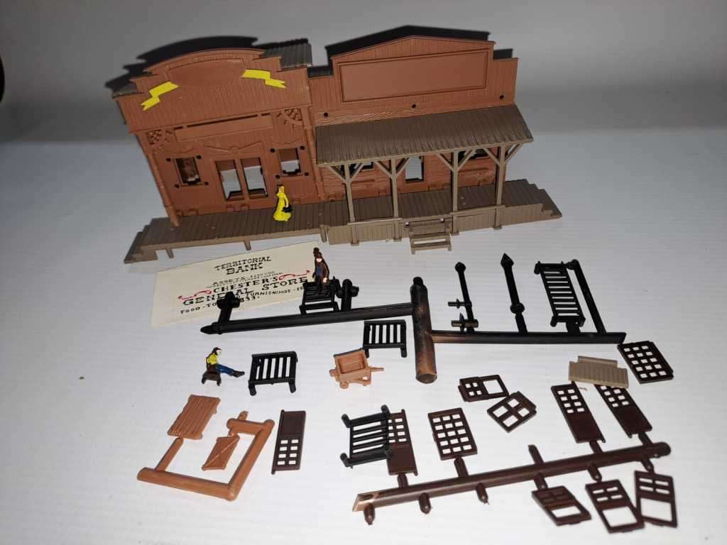 Model Trains HO 1 x Bank & General Store track side buildings. New no box.