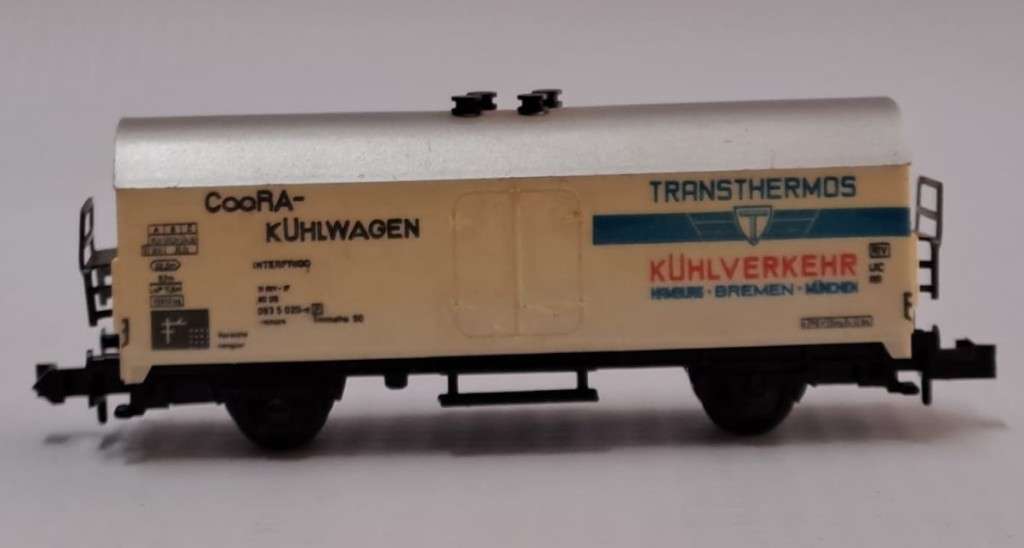 Model Trains N-Scale Trix 1x refrigerator wagon, with metal wheels & couplers. Unboxed.
