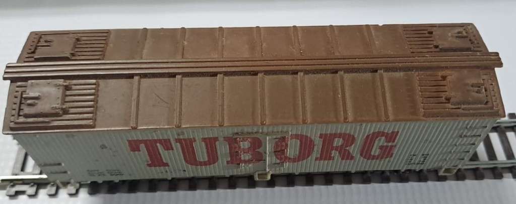 Model Trains HO 1x Life Like Box Car, with plastic wheels & Horn hooks couplers.