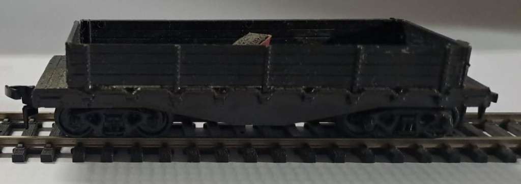 Model Trains HO 1 x Gondola with tool load, with metal wheels & couplers. Unboxed.