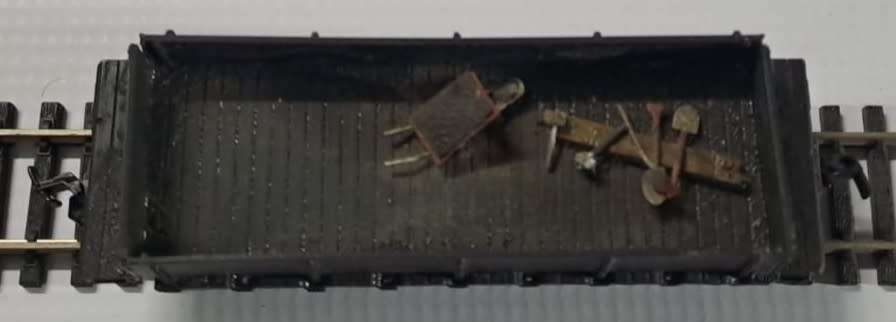 Model Trains HO 1 x Gondola with tool load, with metal wheels & couplers. Unboxed.