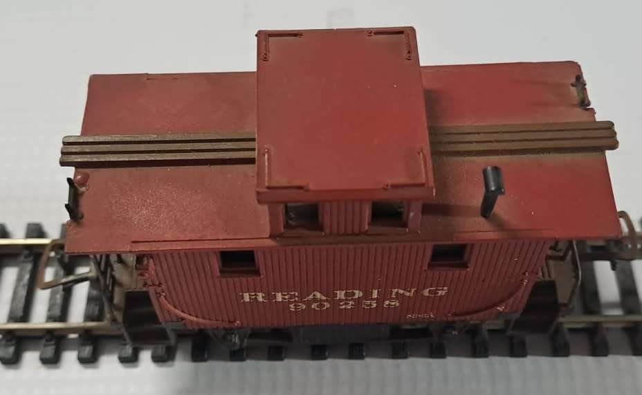 Model Trains HO 1 x Reading Caboose, with plastic wheels & Lima couplers. Unboxed.