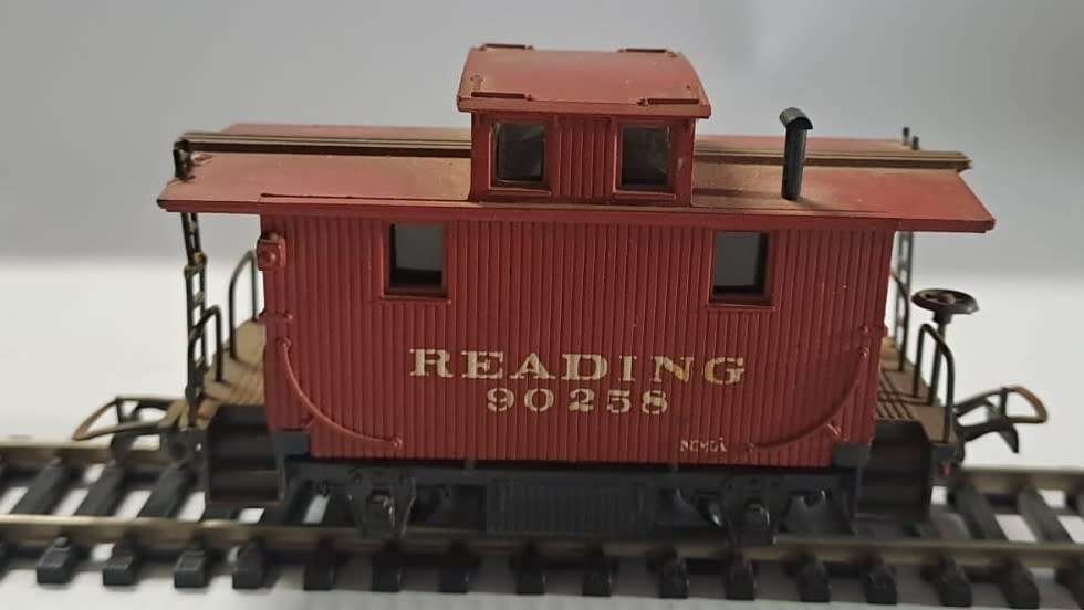 Model Trains HO 1 x Reading Caboose, with plastic wheels & Lima couplers. Unboxed.