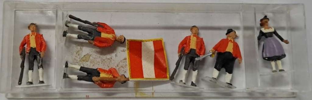 Model Trains HO Figures 6 x Austria people with flag