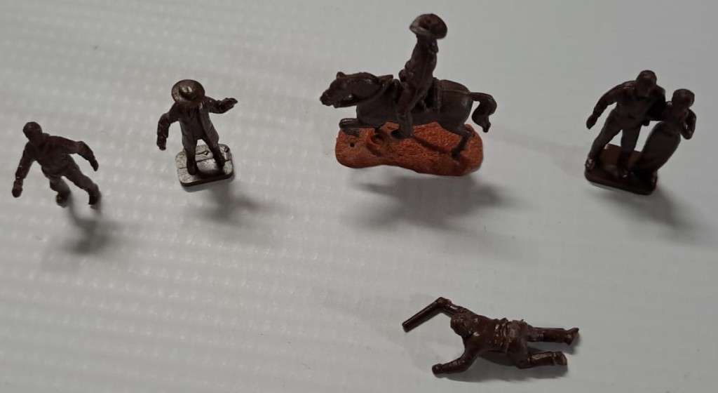 Model Trains HO Figures (x7) Soldiers x6 & Horse x1. (Unpainted Brown)