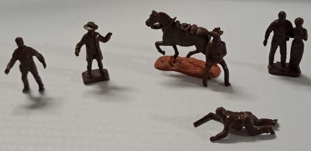 Model Trains HO Figures (x7) Soldiers x6 & Horse x1. (Unpainted Brown)