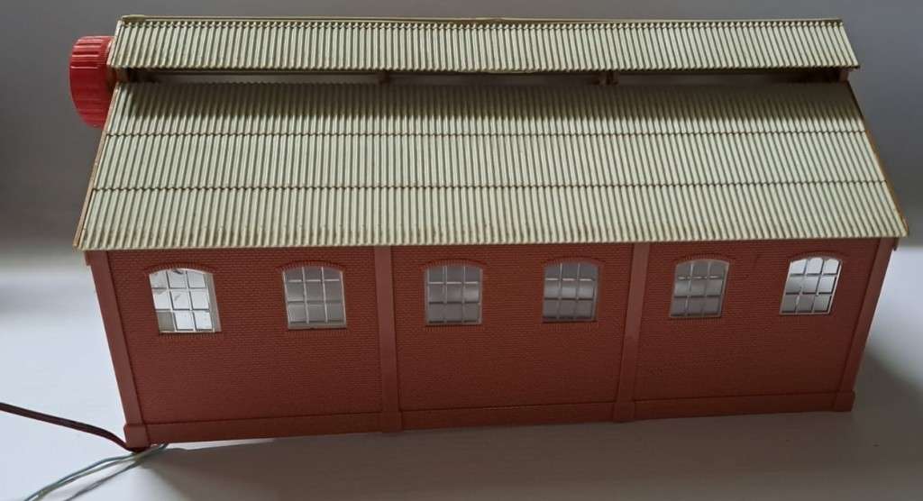Model Trains HO 1 x Train Shed Double with LED strip & Coca-Cola light