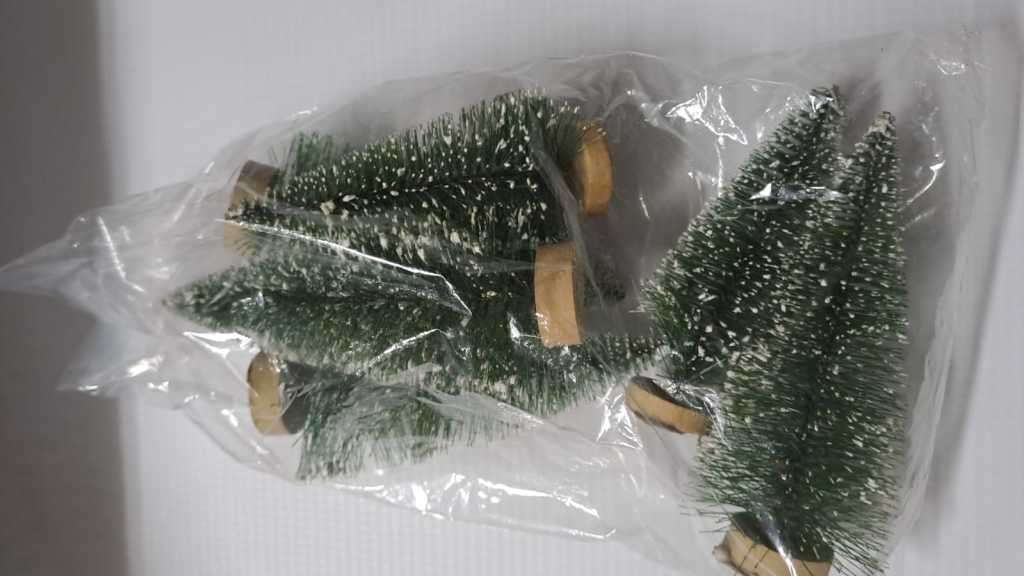 Model Trains HO 6 x Pine trees with snow.