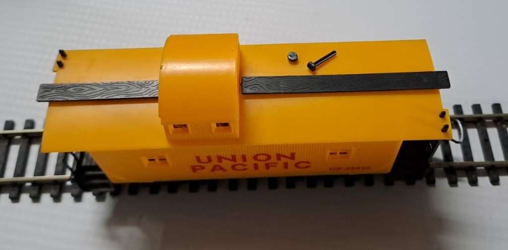 Model Trains H0 Union Pacific Caboose, with plastic wheels & 1 x Lima coupler.
