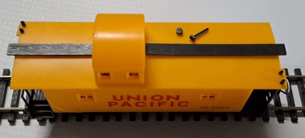 Model Trains H0 Union Pacific Caboose, with plastic wheels & 1 x Lima coupler.