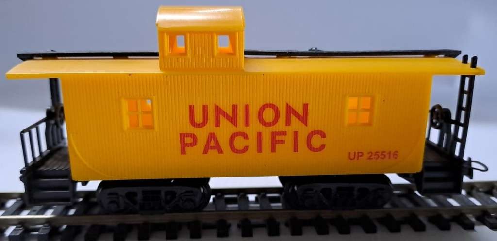Model Trains H0 Union Pacific Caboose, with plastic wheels & 1 x Lima coupler.