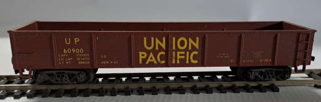Model Trains H0 1 x Union Pacific Gondola, with Plastic wheels & Horn hook couplers.