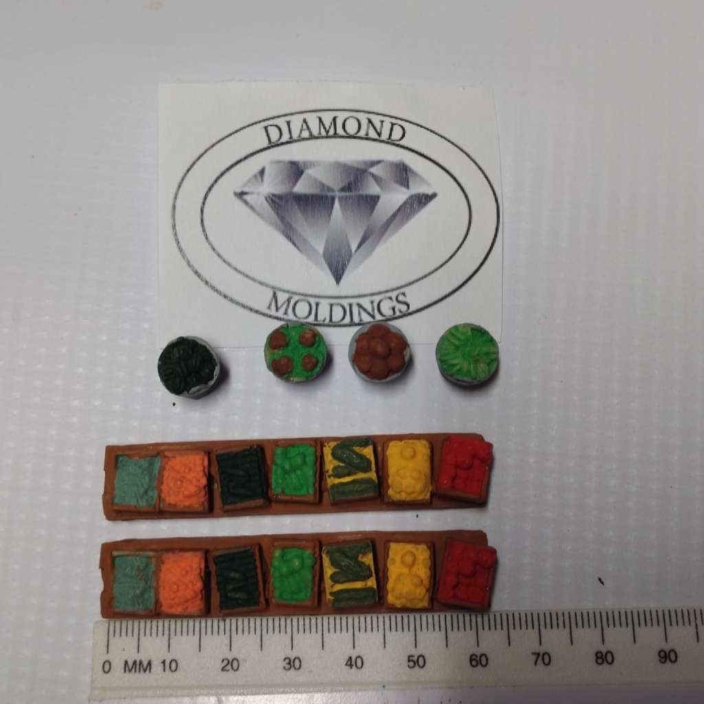 Model Trains HO Fruit 1 (x2 rows + 4 baskets) - 64mm x 13mm x 11mm (Long) 11mm diameter x 10mm (Pots