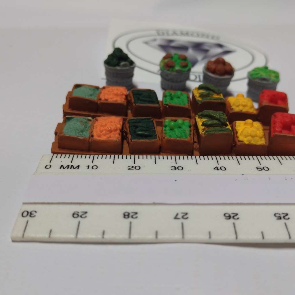 Model Trains HO Fruit 1 (x2 rows + 4 baskets) - 64mm x 13mm x 11mm (Long) 11mm diameter x 10mm (Pots