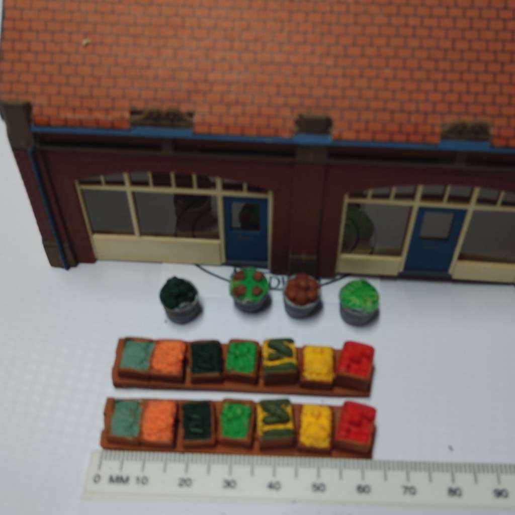 Model Trains HO Fruit 1 (x2 rows + 4 baskets) - 64mm x 13mm x 11mm (Long) 11mm diameter x 10mm (Pots