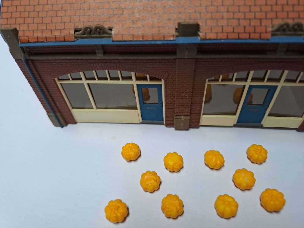 Model Trains HO 1 x Pumpkins Yellow x10 pack - 9mm diameter x 6mm