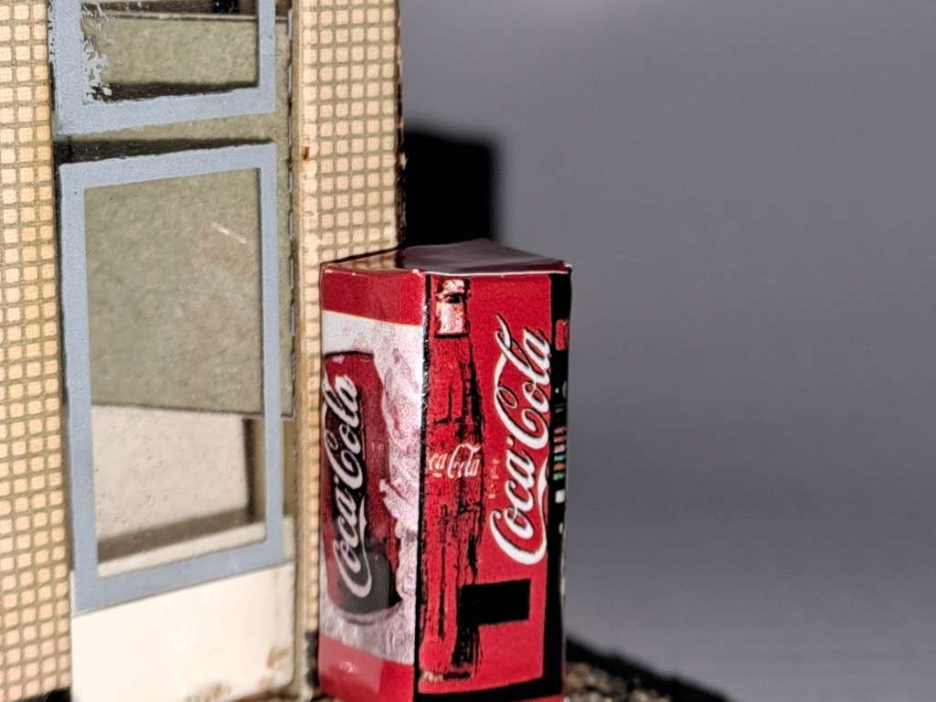 Model Trains HO 1 x Vending Machine Only (Tin in ice) - 21mm x 10mm x 8mm