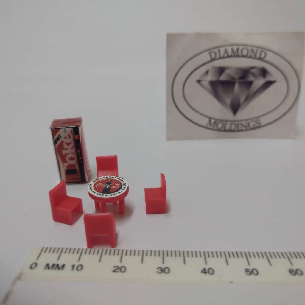Model Trains HO 1 x Vending Machine, Table, Chairs x4 (Coke oval)