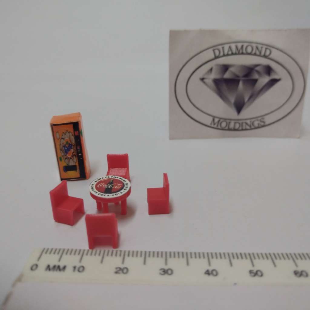 Model Trains HO 1 x Vending Machine, Table, Chairs x4 (Fanta bottle)