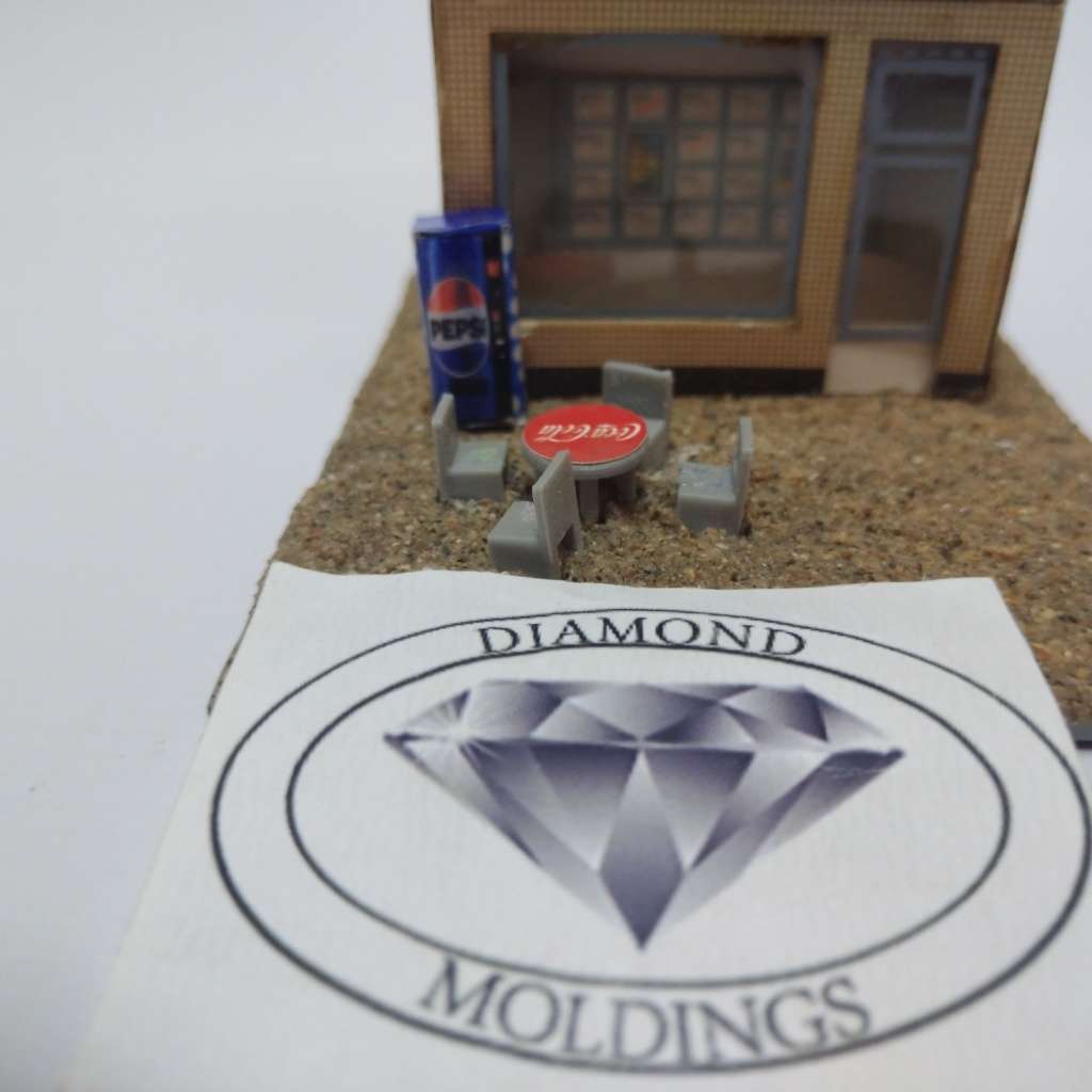 Model Trains HO 1 x Vending Machine, Table, Chairs x4 (Pepsi)