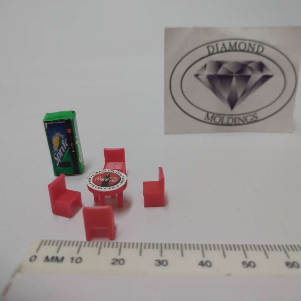 Model Trains HO 1 x Vending Machine, Table, Chairs x4 (Sprite)