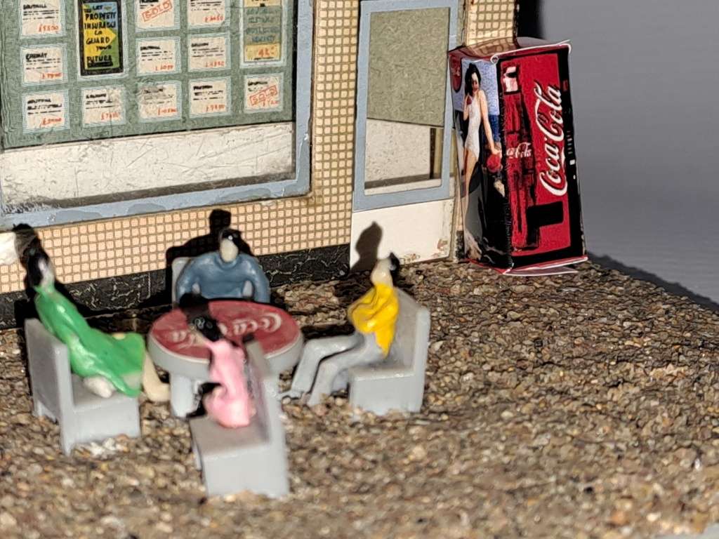 Model Trains HO 1 x Vending Machine, Table, Chairs, People x4 (Girl in white)