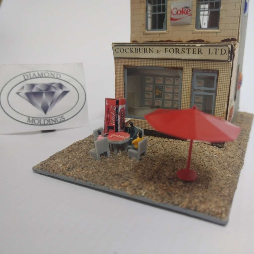 Model Trains HO 1 x Vending Machine, Table, Chairs, People x4, Umbrella (Tin in ice)