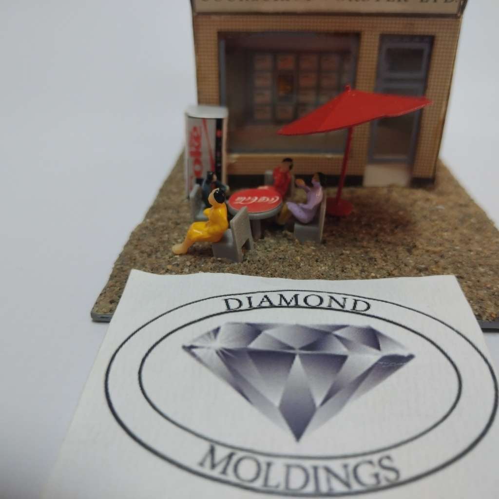 Model Trains HO 1 x Vending Machine, Table, Chairs, People x4, Umbrella (Diet Coke)