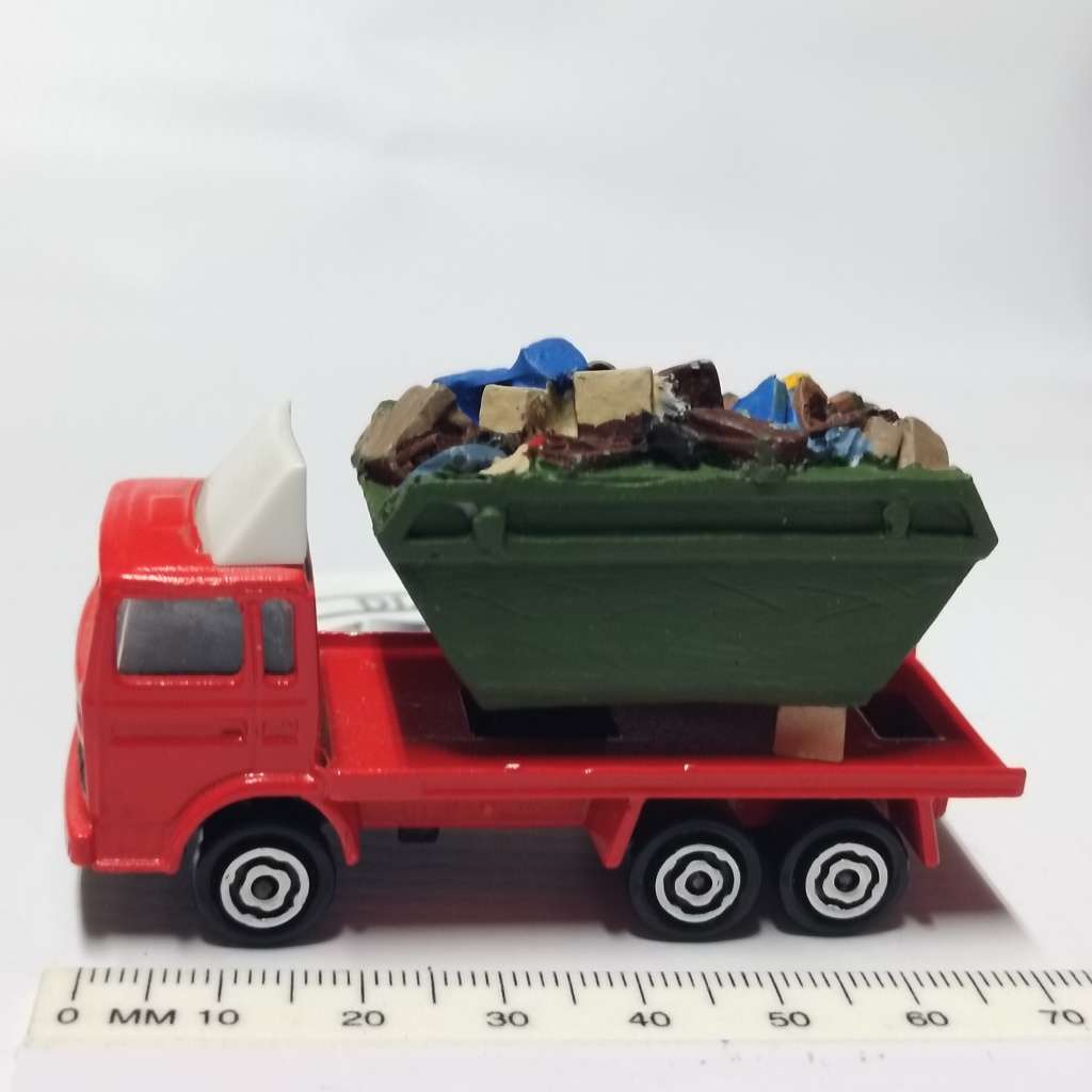 Model Trains HO 1 x Bin/Skip Full 46mm x 23mm x 25mm