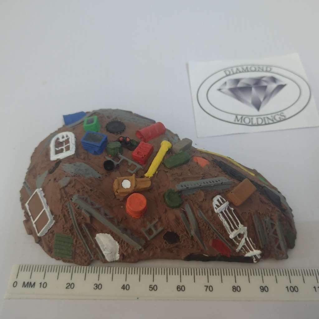 Model Trains HO 1 x Scrap yard - Scrap yard Town 118mm x 78mm x 26mm