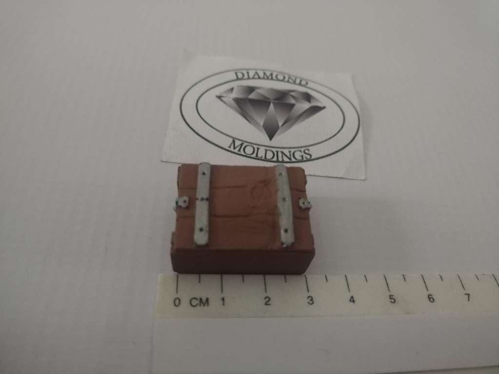 Model Trains HO 1 x Freight Crates - Big Crate with silver strap - 30mm x 22mm x 15mm