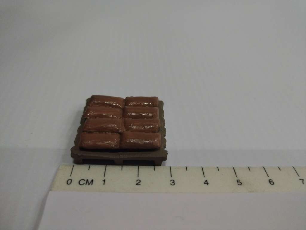 Model Trains HO 1 x Bags - Potato bags on pallet - 29mm x 26mm x 10mm