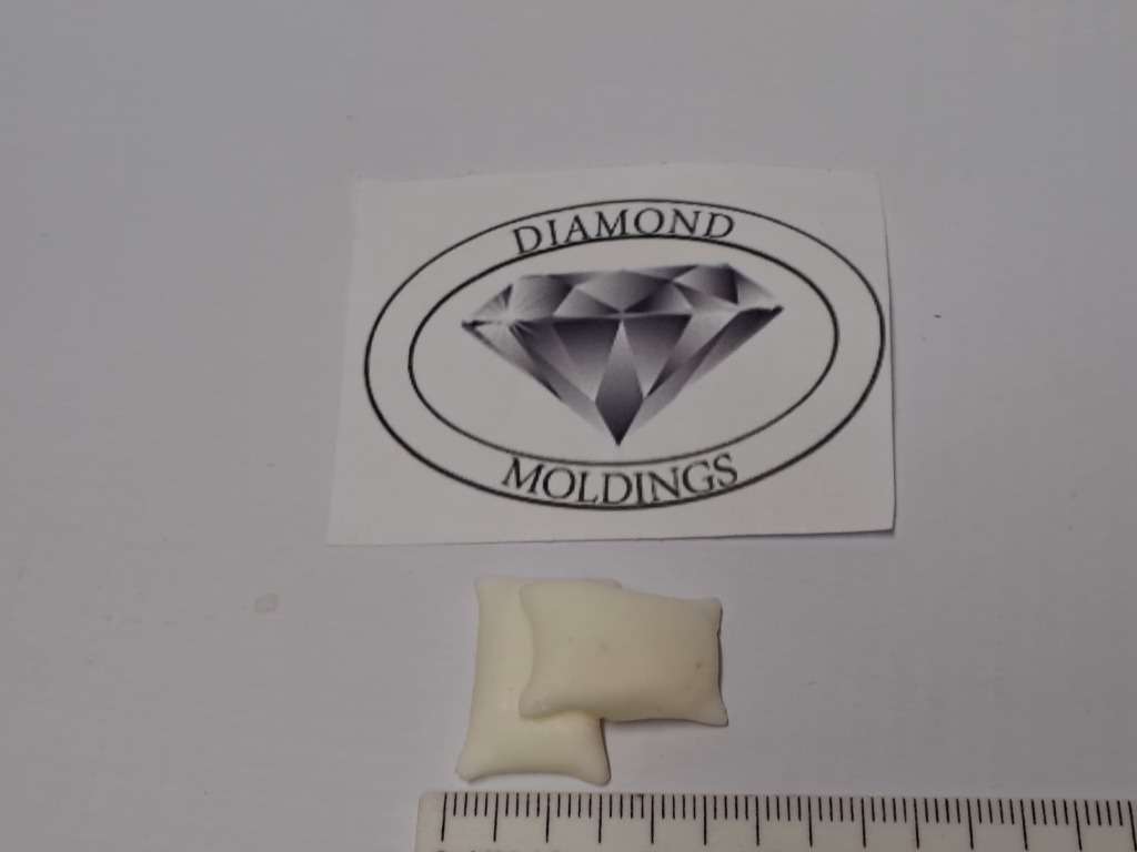 Model Trains HO 1 x Flour bags (Set of 2) - 8mm x 5mm x 14mm