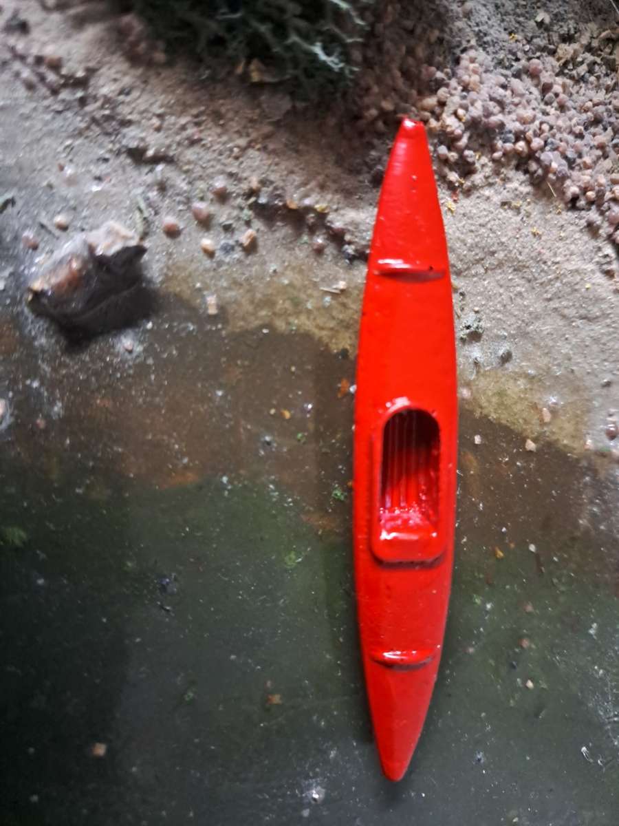 Model Trains HO - Canoe Long (Red) - 70mm x 10mm x 7mm