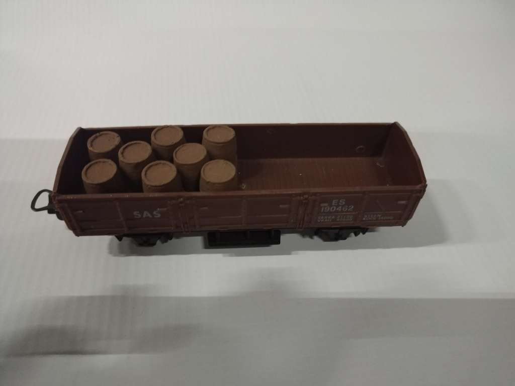Model Trains HO - 8 Barrels on Pallet - 50mm x 23mm x 16mm