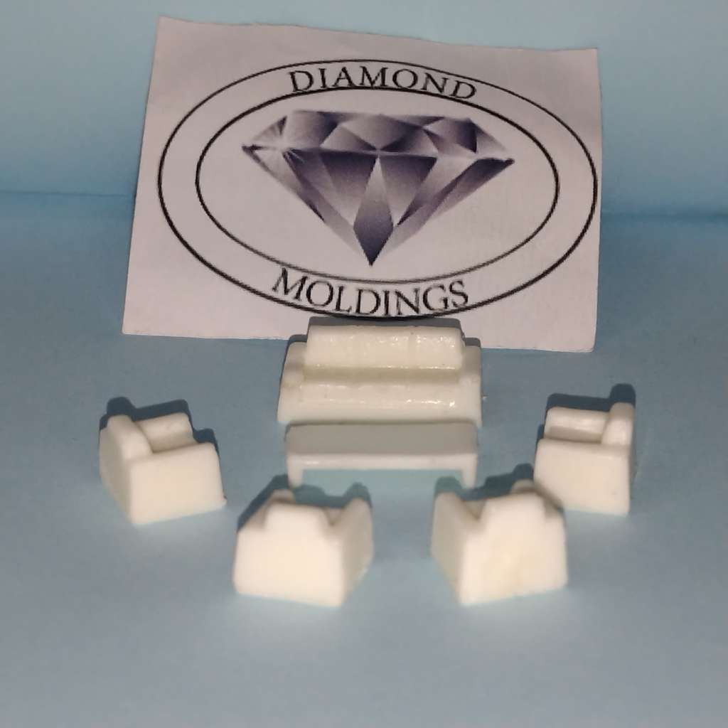 Model Trains HO - Comfort Chairs x 4, 1 x Table & 1 x Couch