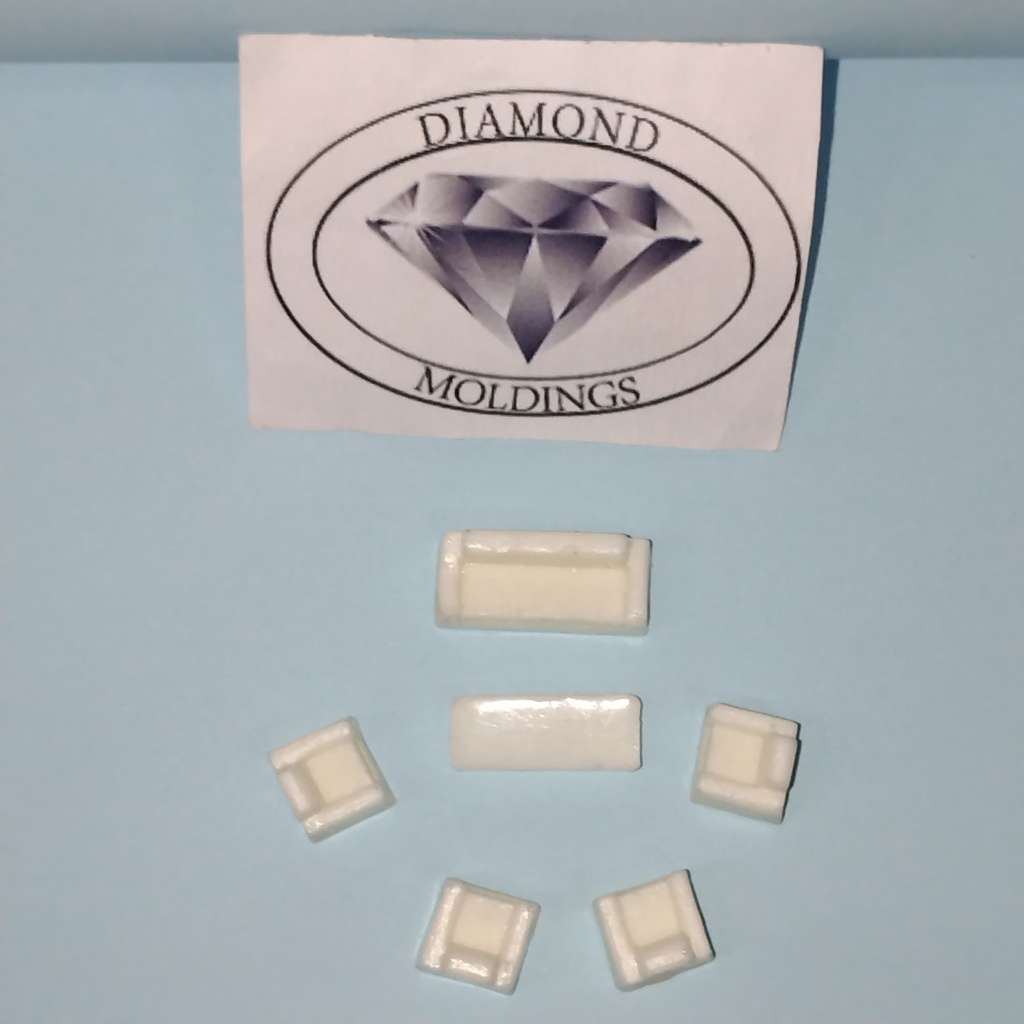 Model Trains HO - Comfort Chairs x 4, 1 x Table & 1 x Couch