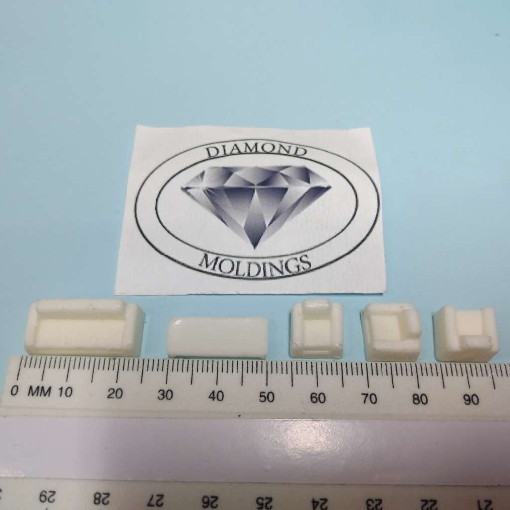 Model Trains HO - Comfort Chairs x 4, 1 x Table & 1 x Couch