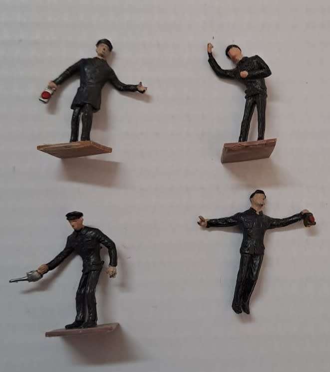 Model Trains 1:87 HO 4 x Railway figures.