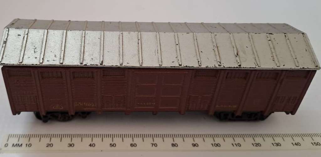 Model Trains 1:87 HO - Rivarossi Box Car, with plastic wheels & no couplers.