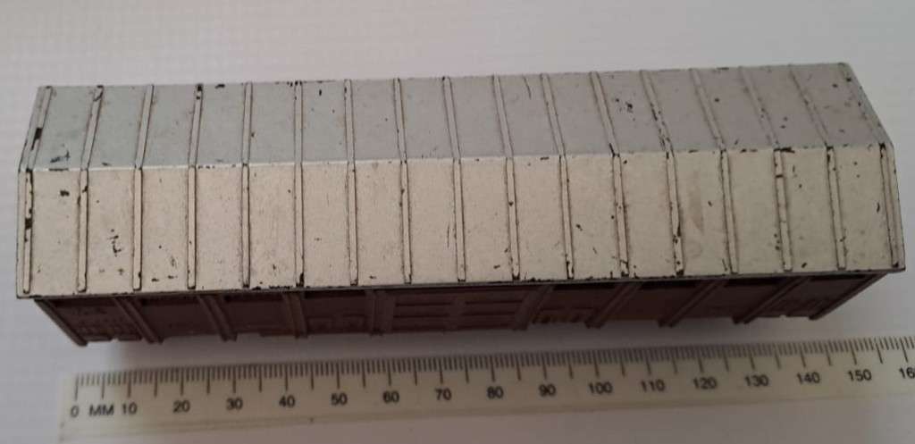 Model Trains 1:87 HO - Rivarossi Box Car, with plastic wheels & no couplers.