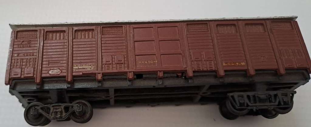 Model Trains 1:87 HO - Rivarossi Box Car, with plastic wheels & no couplers.