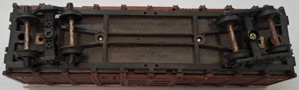Model Trains 1:87 HO - Rivarossi Box Car, with plastic wheels & no couplers.