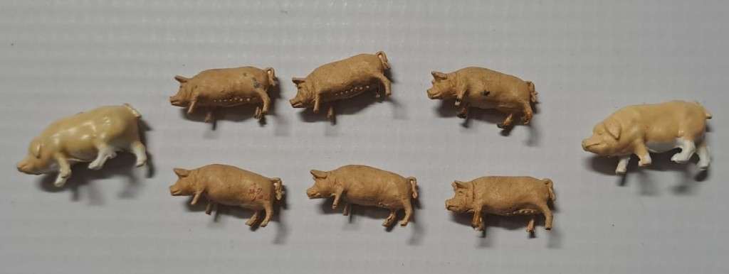 Model Trains 1:87 HO - 8 x Pigs. Very old. Handle with care.